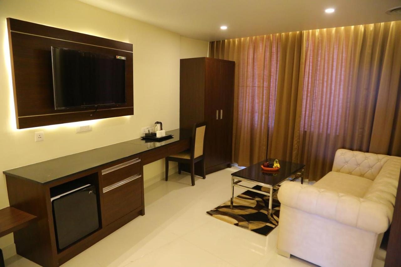 Hotel Vsr Grand Madanapalle Esterno foto